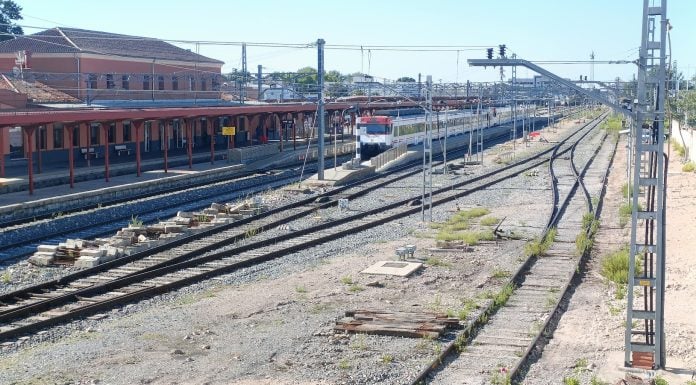 Muere arrollado por un tren en Guadalajara Un tren de Cercanías espera para salir desde la estación de Guadalajara hacia Madrid en octubre de 2024. (Foto: La Crónic@)