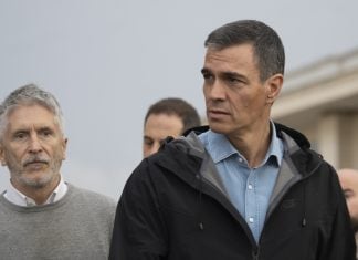 Pedro Sánchez y Grande-Marlaska en la reunión celebrada en el 112 tras los incidentes de Paiporta. (Foto: EP)