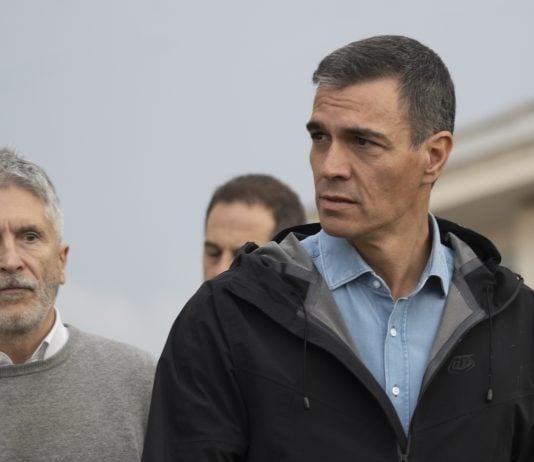 Pedro Sánchez y Grande-Marlaska en la reunión celebrada en el 112 tras los incidentes de Paiporta. (Foto: EP)