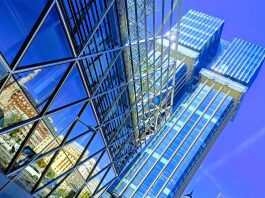 Madrid es el destino diario de miles de residentes en Guadalajara y otras localidades del Corredor del Henares. En la imagen, las Torres de Colón en el otoño de 2024. (Foto: La Crónic@)