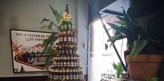 Si hay árbol de botellas en «Las Vegas», ya es Navidad El árbol de Navidad de "Las Vegas" en su versión de 2024. (Foto: La Crónic@)