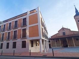 Bloque de viviendas de reciente construcción en Guadalajara, junto a la concatedral de Santa María, en diciembre de 2024. (Foto: La Crónic@)