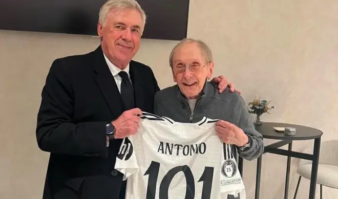 Antonio Barrena, seguntino y suegro de Ancelotti, exultante al recibir la camiseta del Real Madrid, personalizada para la ocasión con su edad.