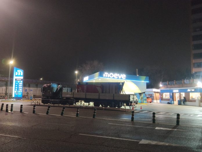 La gasolinera de Cuatro Caminos antes de que amaneciera el 30 de enero de 2025. (Foto: Remitido / La Crónic@)