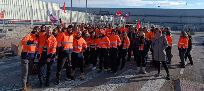 La huelga pasa a ser indefinida en C&A Modas en Fontanar por Huelga en C&A Fontanar.