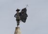 Jueves Santo con fuerte viento en el norte de Guadalajara El Giraldo en lo alto de la torre de San Francisco, en Molina de Aragón, que marca el viento y también sufre los vendavales. (Foto: La Crónic@)