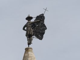 El Giraldo en lo alto de la torre de San Francisco, en Molina de Aragón, que marca el viento y también sufre los vendavales. (Foto: La Crónic@)