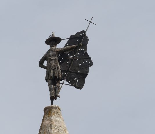 El Giraldo en lo alto de la torre de San Francisco, en Molina de Aragón, que marca el viento y también sufre los vendavales. (Foto: La Crónic@)