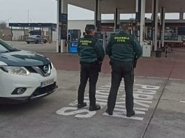 Agentes en un área de servicio de la A-2 en la provincia de Guadalajara. (Foto: Guardia Civil)