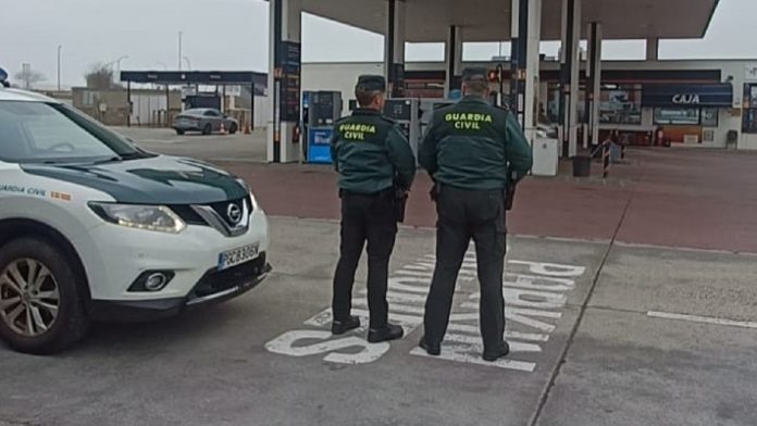 Agentes en un área de servicio de la A-2 en la provincia de Guadalajara. (Foto: Guardia Civil)
