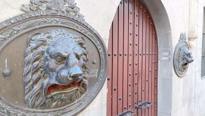 Los leones de Correos siguen en su sitio, a la espera de novedades. (Foto: La Crónic@)