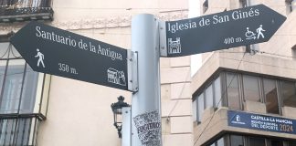 Poste con señalización turística en la plaza del Jardinillo en enero de 2025. (Foto: La Crónic@)