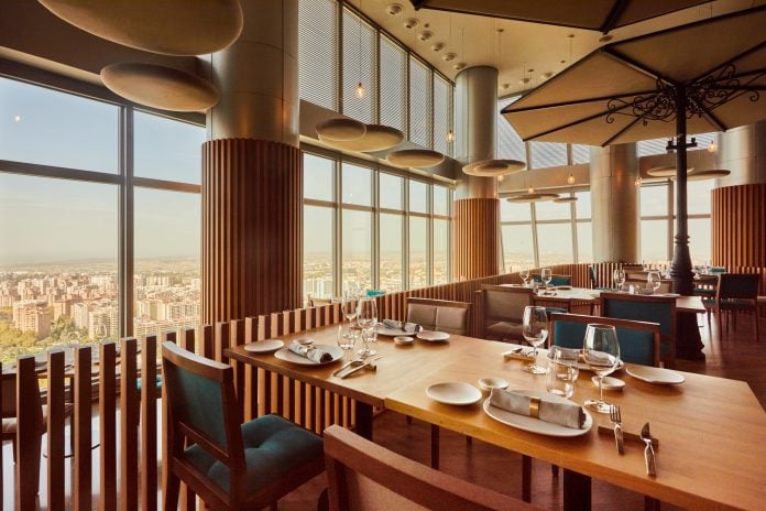 Comedor del restaurante Élkar, ubicado en Madrid y el más alto de España.
