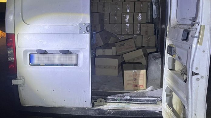 Interior de la furgoneta relacionada con el robo de mercancía de un camión en Algora. (Foto: Guardia Civil)