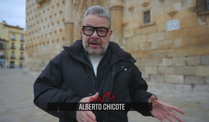 Alberto Chicote, ante el Palacio del Infantado, en Guadalajara. (Foto: Atresmedia)