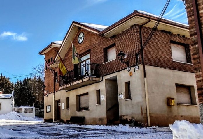 El Ayuntamiento de Jirueque en un día de nevada, en imagen de 2023.