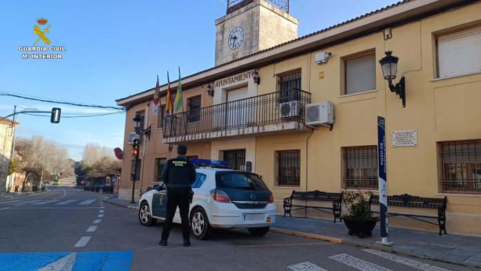 Patrulla de la Guardia Civil delante del Ayuntamiento de El Pozo, en la provincia de Guadalajara.