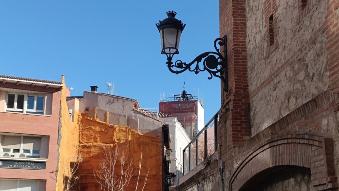 El Ayuntamiento de Guadalajara desde el Mercado de Abastos, en una imagen que resume bastante de lo que es la capital alcarreña en la actualidad. (Foto: La Crónic@)