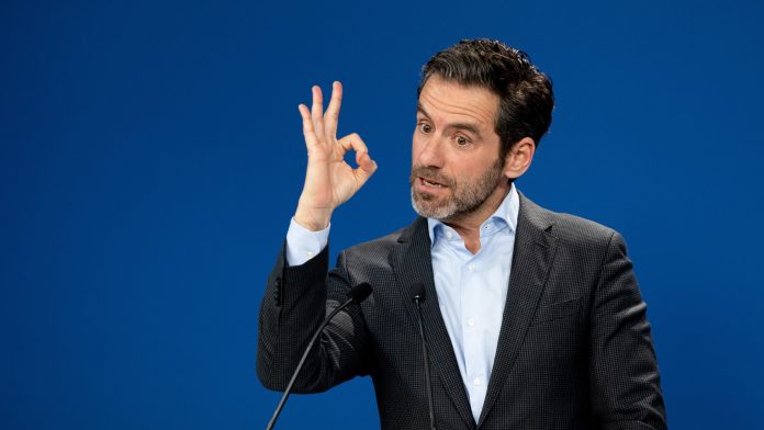 Expresivo gesto de Borja Sémper en una comparecencia en los primeros días de