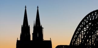 Colonia es su catedral. omnipresente, y más.
