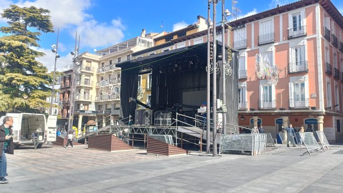 Este mediodía se estaba ultimando la colocación del escenario para el pregón del Carnaval 2025 en Guadalajara, en medio de la calle. (Foto: La Crónic@)