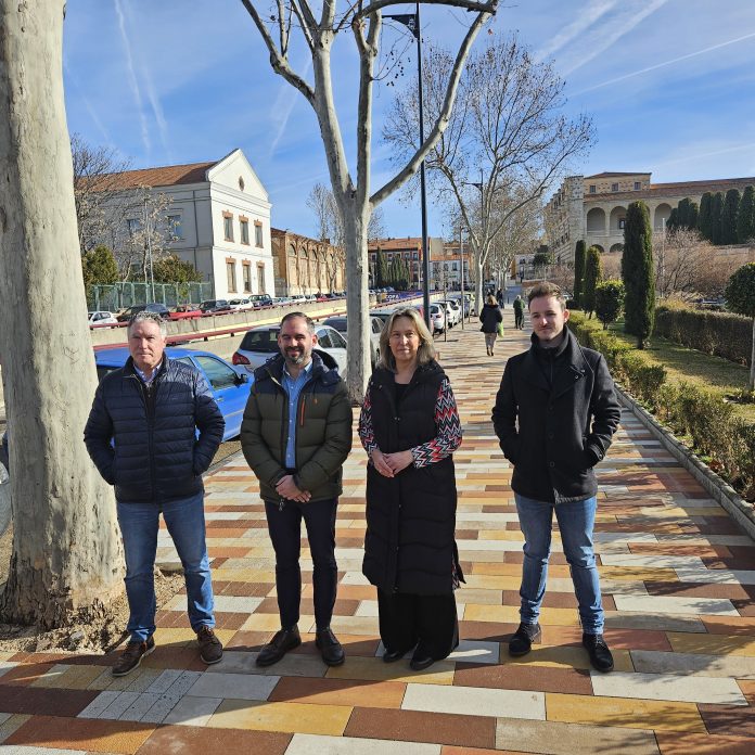 Técnicos y políticos, en la presentación de las nuevas aceras en las inmediaciones del Infantado. (Foto: EP)