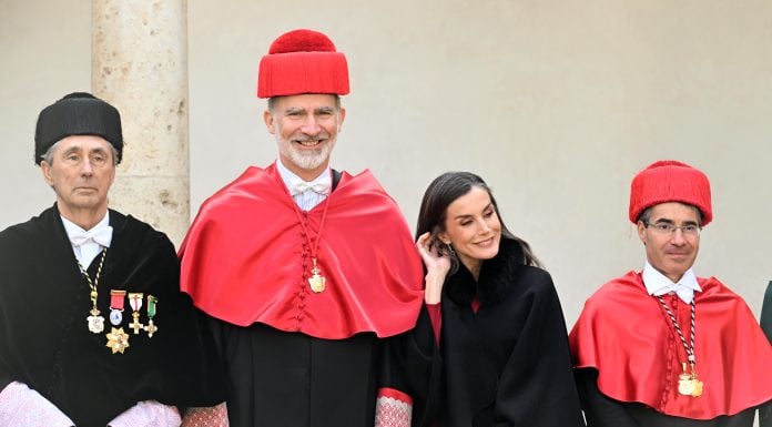 Sumar quiere que las universidades no puedan llevar nombres «reales» y que el Rey deje de firmar los títulos universitarios (I-D) El rector del centro, José Vicente Saz Pérez, Rey Felipe y la Reina Letizia a la salida del acto de investidura como Doctor Honoris Causa por la Universidad de Alcalá, a 27 de febrero de 2024, en Madrid (España). José Oliva / Europa Press FAMOSOS;REALEZA;UNIVERSIDAD;DOCTOR HONORIS CAUSA 27/2/2025
