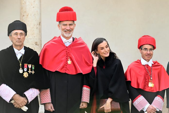 (I-D) El rector del centro, José Vicente Saz Pérez, Rey Felipe y la Reina Letizia a la salida del acto de investidura como Doctor Honoris Causa por la Universidad de Alcalá, a 27 de febrero de 2024, en Madrid (España). José Oliva / Europa Press FAMOSOS;REALEZA;UNIVERSIDAD;DOCTOR HONORIS CAUSA 27/2/2025