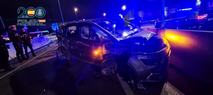 En este coche se dieron a la fuga los dos individuos que terminaron siendo detenidos por la Policía Nacional.