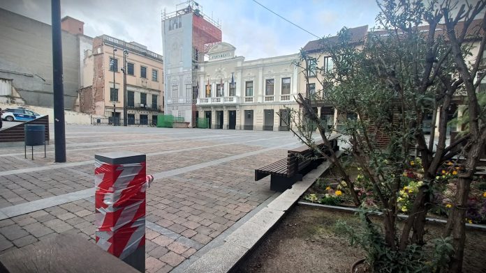 Fuente condenada en la Plaza Mayor de Guadalajara el 21 de febrero de 2025. (Foto: La Crónic@)