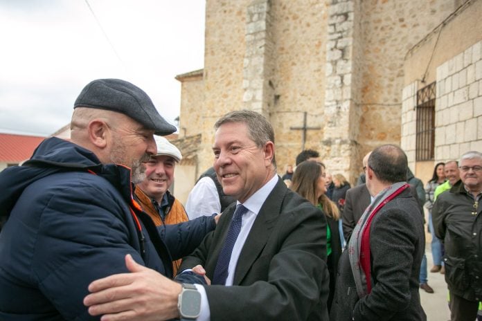 García-Page en Escariche, en una anterior visita del presidente regional a la provincia de Guadalajara.