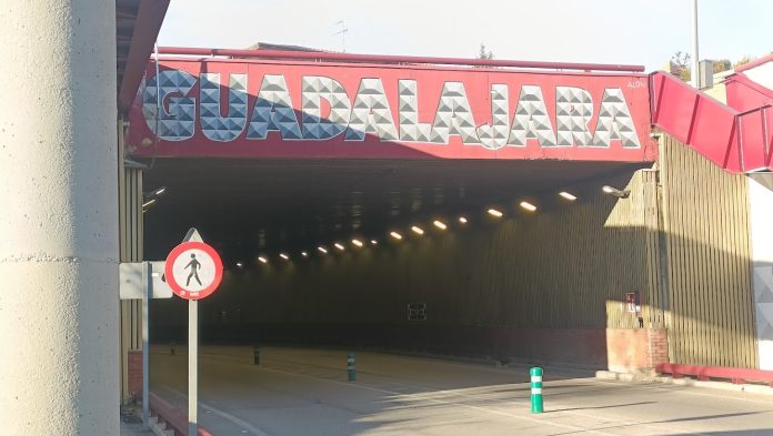 El nombre de Guadalajara preside la entrada al túnel de Aguas Vivas en febrero de 2025. (Foto: La Crónic@)
