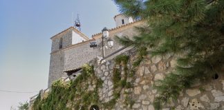 En lo alto de la iglesia de Casasana permanece, forzadamente callado desde ahora, el reloj y su campana. (Foto: Google Maps)