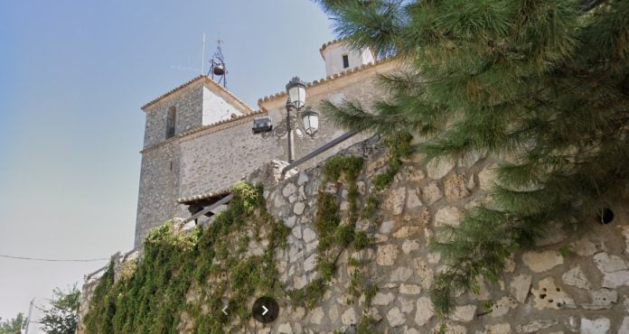 En lo alto de la iglesia de Casasana permanece, forzadamente callado desde ahora, el reloj y su campana. (Foto: Google Maps)