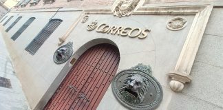 Acceso lateral al edificio histórico de Correos en Guadalajara, con los icónicos leones de bronce, tal como aún resisten en 2025. (Foto: La Crónic@)