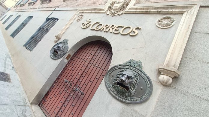 Acceso lateral al edificio histórico de Correos en Guadalajara, con los icónicos leones de bronce, tal como aún resisten en 2025. (Foto: La Crónic@)