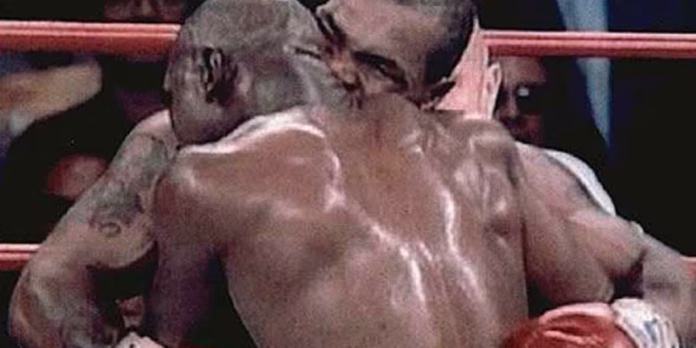 Tyson, en el momento de arrancarle media oreja de un mordisco a su rival.