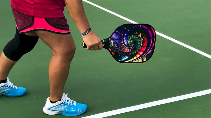pickleball-pala La pala de pickleball es diferente a la de otros diferentes con los que guarda relación.