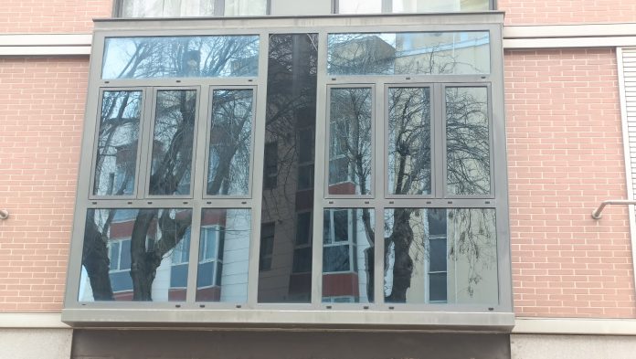 Viviendas reflejadas en viviendas de Guadalajara en una imagen de febrero de 2025.