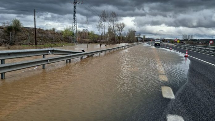 La M-206, de nuevo inundada por las aguas del Henares.
