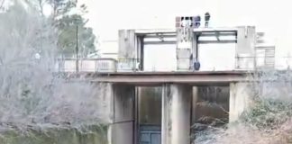 Momento exacto en que empieza a discurrir el agua de Entrepeñas hasta Buendía. (Foto: CHT)