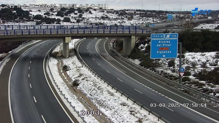 Estado de la A-2 a las ocho de la mañana del lunes, 3 de marzo de 2025, sin la gran cantidad de nieve que bloqueaba la circulación horas antes. (Foto: DGT)