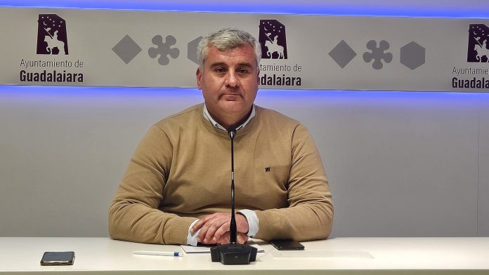 El concejal delegado del área económica, Alfonso Esteban, está muy satisfecha, aunque en esta imagen de su comparecencia no lo aparente. (Foto: EP)