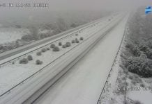 Cuidado con la nieve en la A-2 La A-2 completamente cubierta por la nieve a las 9 de la mañana del 16 de marzo de 2025, a la altura de Algora, en el kilómetro 111 de la autovía. (Foto: DGT)