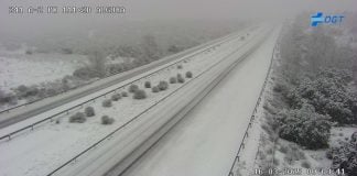 La A-2 completamente cubierta por la nieve a las 9 de la mañana del 16 de marzo de 2025, a la altura de Algora, en el kilómetro 111 de la autovía. (Foto: DGT)