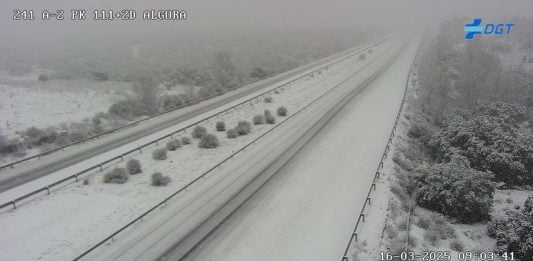 Cuidado con la nieve en la A-2 La A-2 completamente cubierta por la nieve a las 9 de la mañana del 16 de marzo de 2025, a la altura de Algora, en el kilómetro 111 de la autovía. (Foto: DGT)