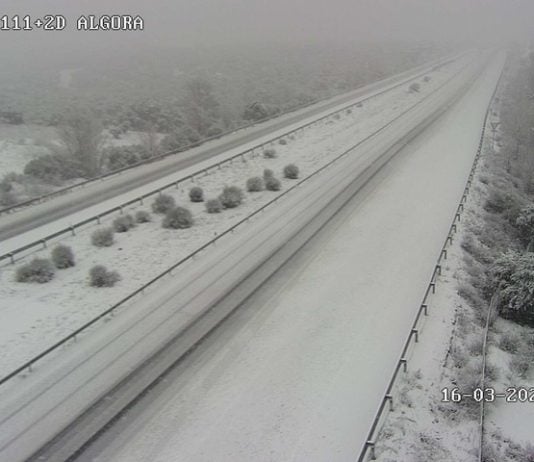 La A-2 completamente cubierta por la nieve a las 9 de la mañana del 16 de marzo de 2025, a la altura de Algora, en el kilómetro 111 de la autovía. (Foto: DGT)