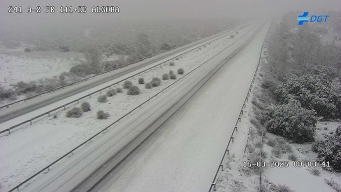 La A-2 completamente cubierta por la nieve a las 9 de la mañana del 16 de marzo de 2025, a la altura de Algora, en el kilómetro 111 de la autovía. (Foto: DGT)