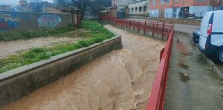 Uno de los arroyos que atraviesan, encauzados, el casco urbano de Cabanillas del Campo, en una imagen de este mismo martes, 18 de marzo de 2025. (Foto: Ayto. de Cabanillas)