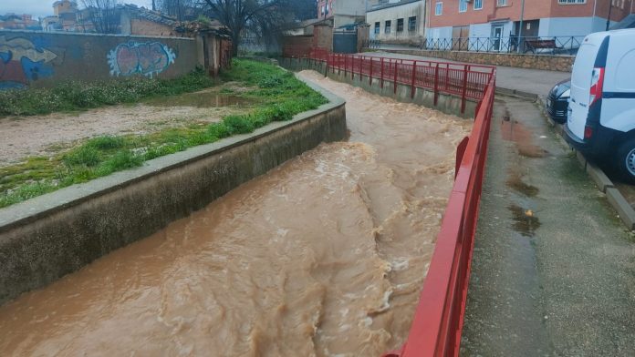 Uno de los arroyos que atraviesan, encauzados, el casco urbano de Cabanillas del Campo, en una imagen de este mismo martes, 18 de marzo de 2025. (Foto: Ayto. de Cabanillas)